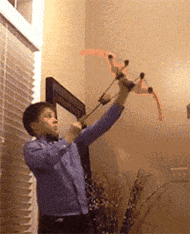 少年在家練箭被反彈打到眼睛，下次再也不在家里玩了